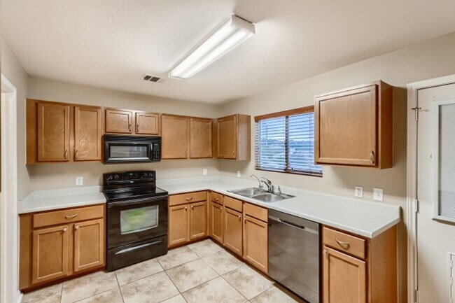 Building Photo - Spacious 3-Bed Home with Dual Living Areas in Prime Location