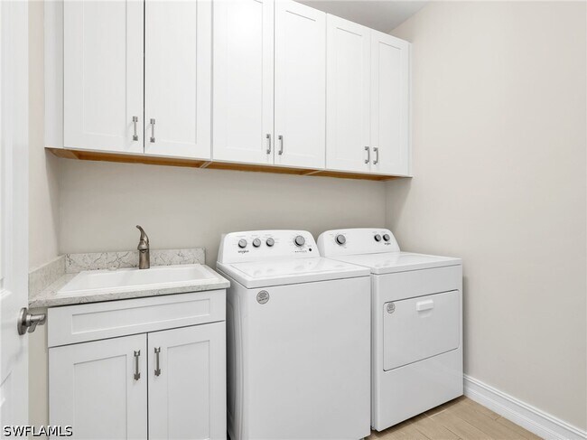 Building Photo - 28029 Sanibel Sands St