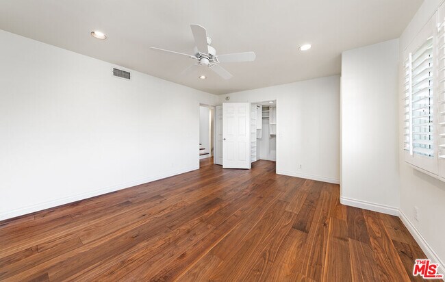 Building Photo - 2333 Oak St