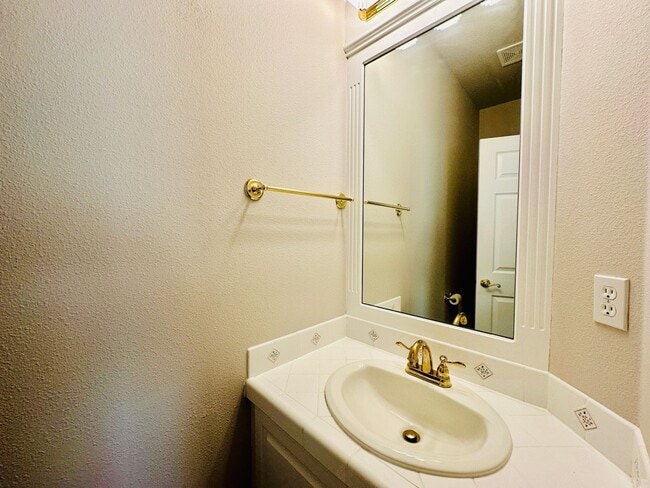 Building Photo - 5 bedroom, swimming pool, Gym, close to OSU