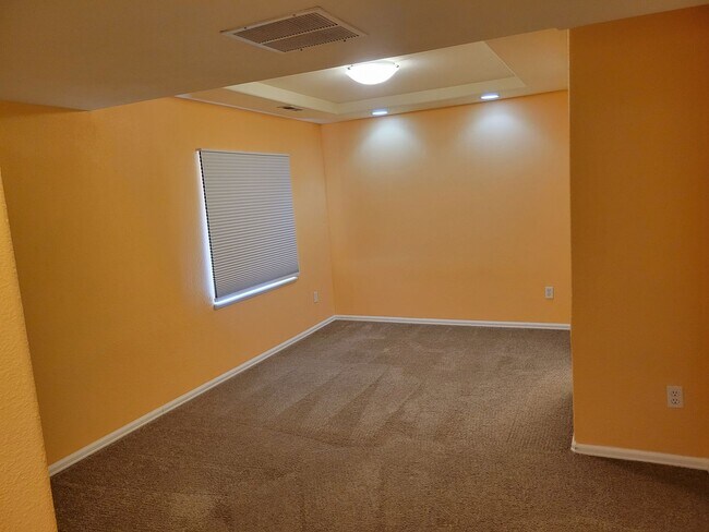 Building Photo - 4 Bedroom, 3.5 Bathroom Home with A/C! - A...