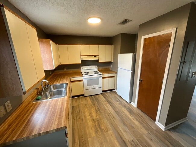 Building Photo - 4387 Wilton St