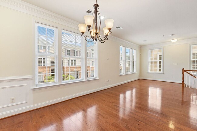 Building Photo - Elegant Townhome in Sought-After Groveton Woods