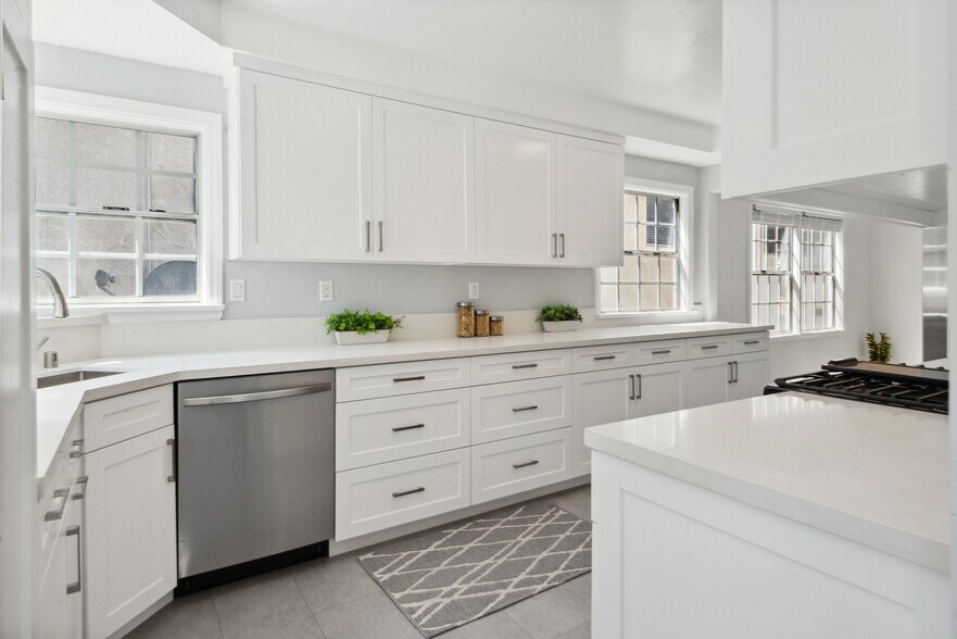 Building Photo - 526 Avenue A Ave