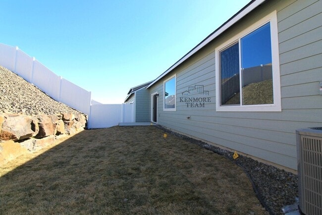 Building Photo - 3 Bedroom, 2 Bath Townhome in West Pasco