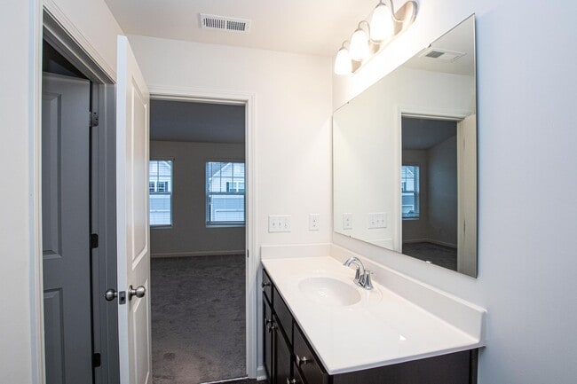 Building Photo - BEAUTIFUL 2 BD Townhome in MIDLAND AVAILAB...