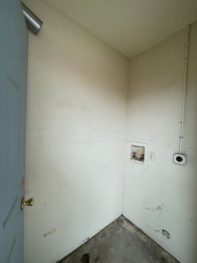 Building Photo - 2 Bedroom and 1 Bath Triplex! **MOVE IN SPECIAL**