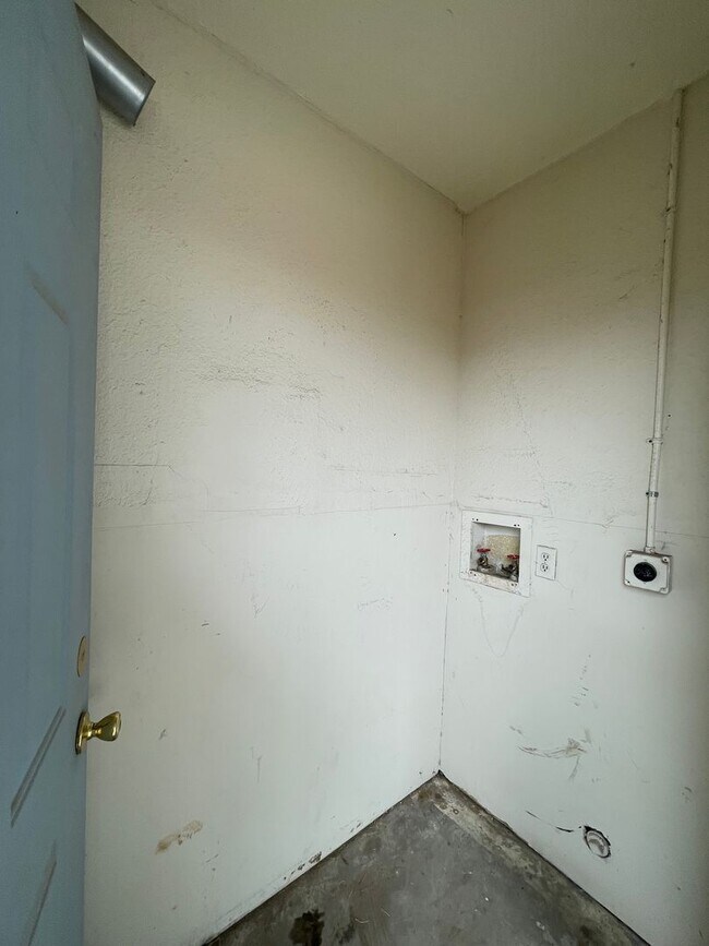 Building Photo - Quaint 2 Bedroom and 1 Bath Triplex!