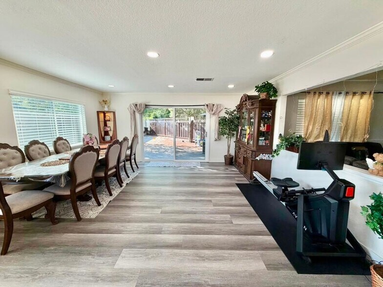 Building Photo - 7293 Valley Trl Dr