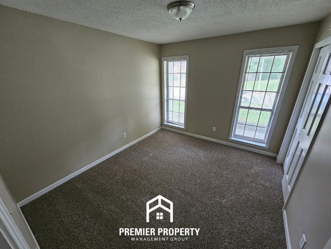 Building Photo - Huge 3BR/2BA Near Kirby | 1,774 Sq Ft, Hardwood Floors, Fireplace & Bay Window