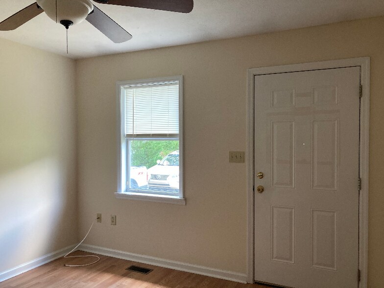 Building Photo - 626 Windcrest Dr