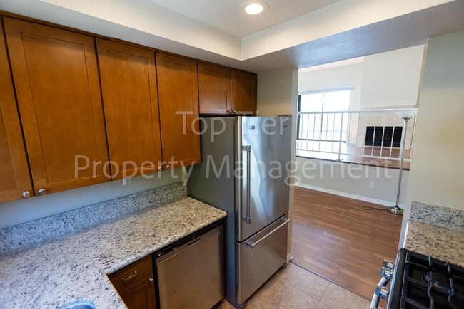 Building Photo - Beautiful 2 bed, 2.5 bath, 1373 sqft Townh...