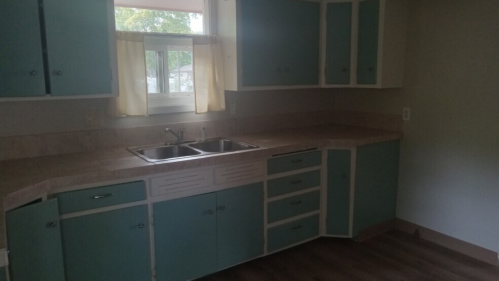 new counter tops and flooring - 704 Colorado St