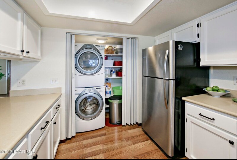 Building Photo - 725 Meadowlark Ln