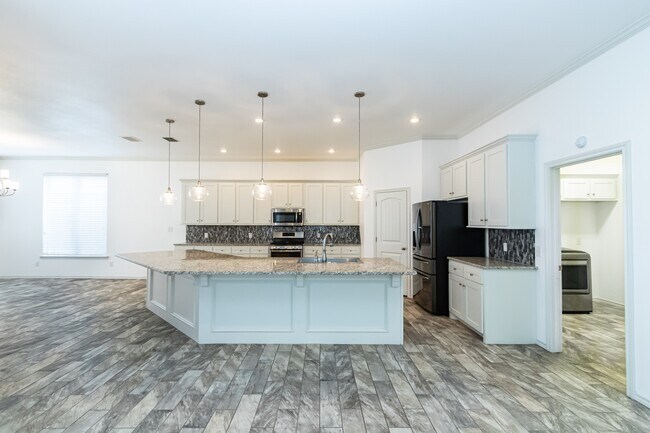 Building Photo - 9610 Kline Ave