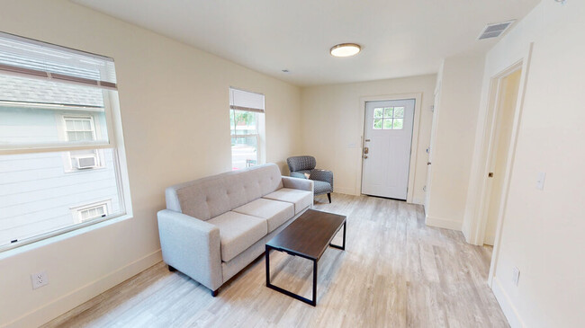 Building Photo - 1214 Washtenaw Ct