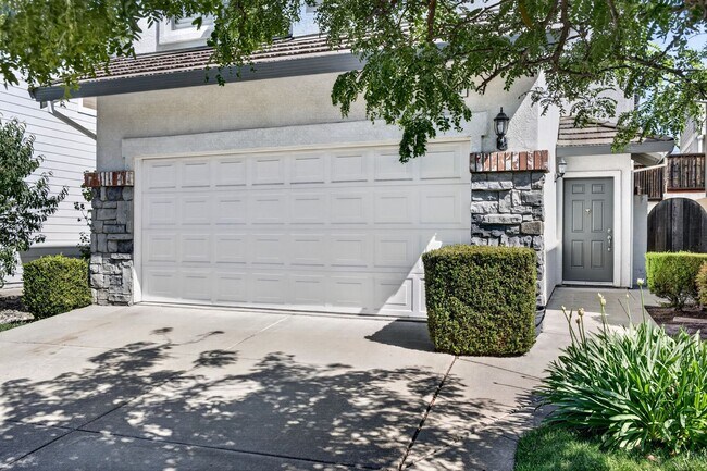 Building Photo - Renovated Court Location Beauty – Spacious 4BD Home Near Pleasant Hill!
