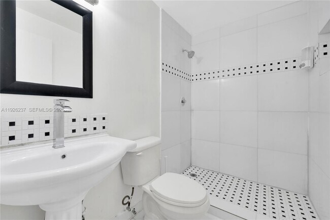 Building Photo - 963 SW 6th St