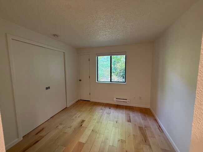Building Photo - 11 Crestfield Ct