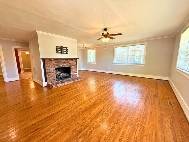 Building Photo - 202 Mayflower St