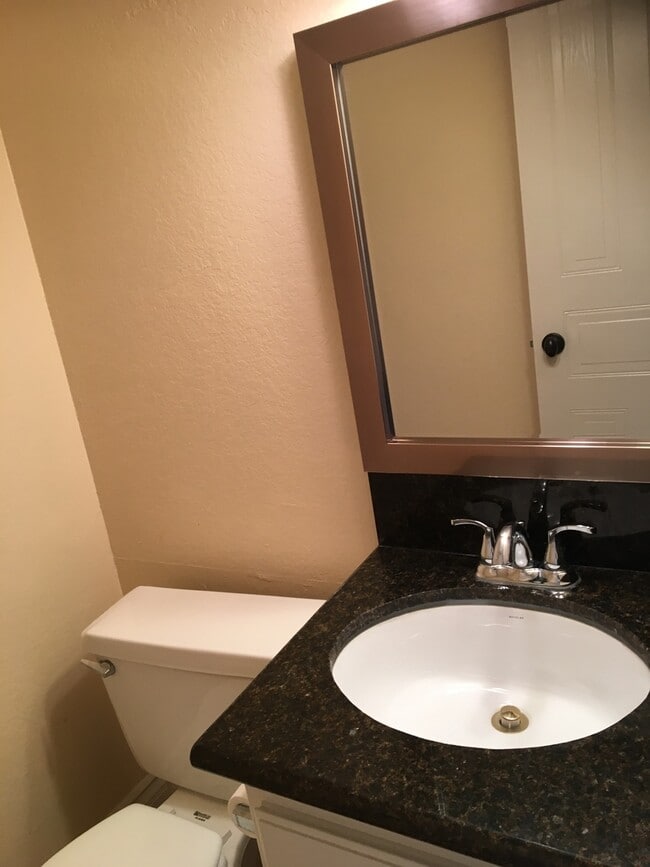 Building Photo - 2 Bed, 2 1/2 Bath Townhome with 1 car garage!