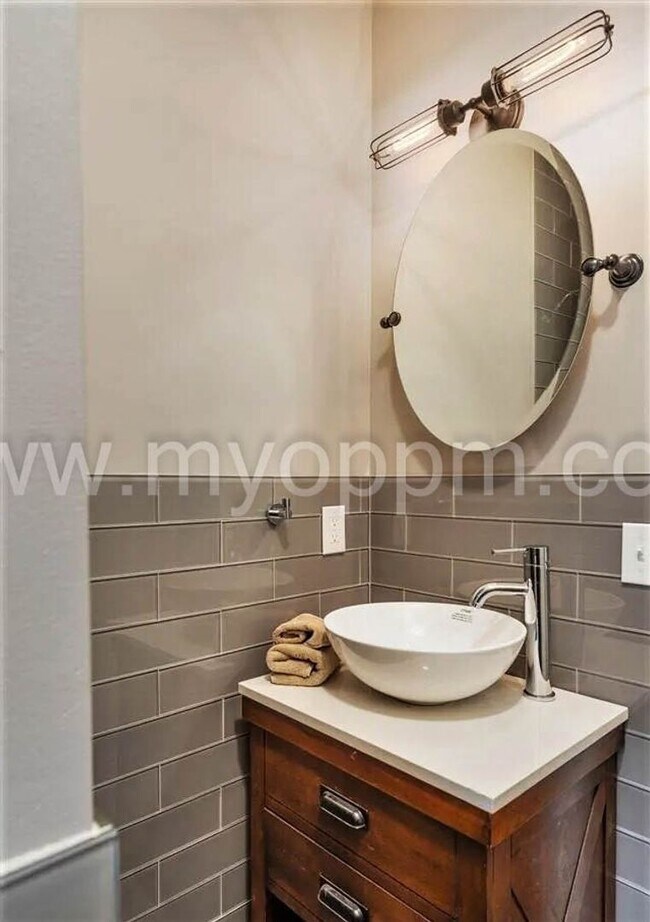 Building Photo - Stunning 5 Bedroom / 2 Bathroom Home | Han...