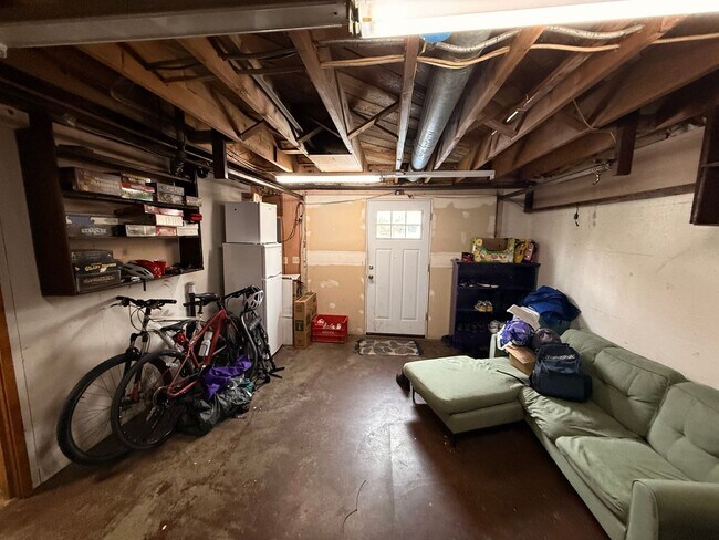 Building Photo - Spacious 5+bd/2.75 bath home on WWU bus route