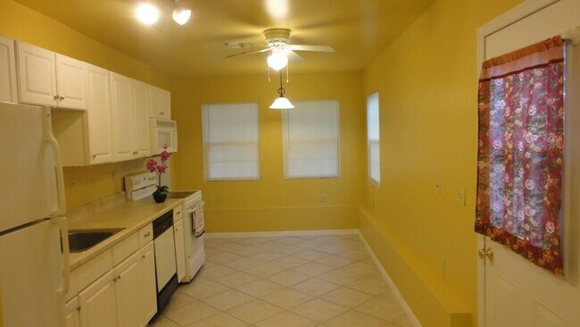 Building Photo - 1550 5th Ct