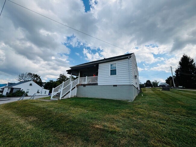 Building Photo - 2 Bedroom, 1 Bath House