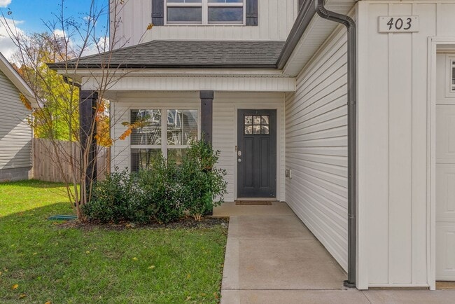 Building Photo - Pet Friendly Three Bedroom!