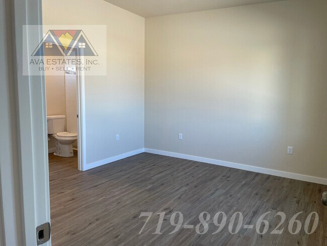 Building Photo - 753 E Springmont Dr