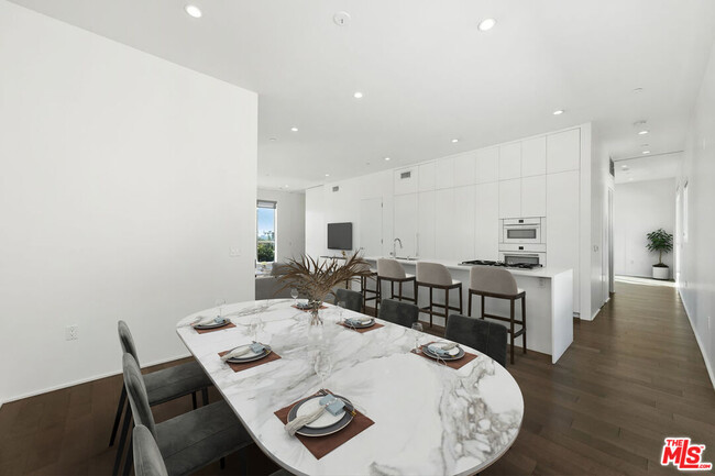 Building Photo - 935 N San Vicente Blvd