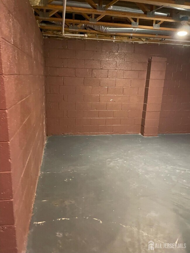 Building Photo - 301 Pinelli Dr