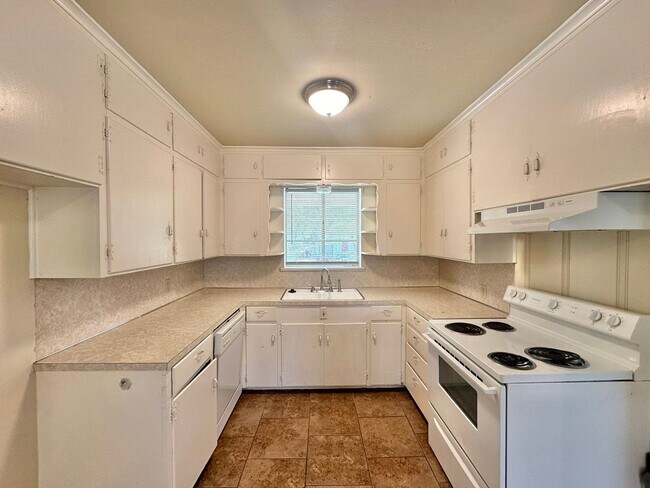 Building Photo - Spacious 3 bedroom 2 bathroom home in Tyler!