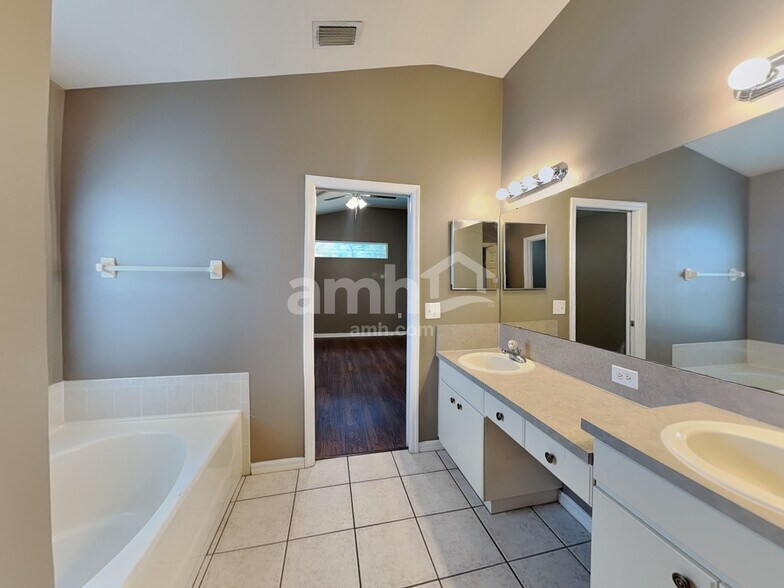 Building Photo - 22611 Roderick Dr