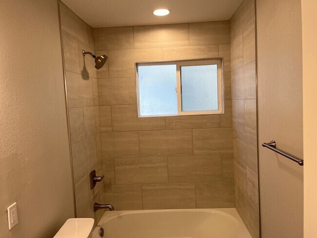 Building Photo - Nice remodeled studio in prime location
