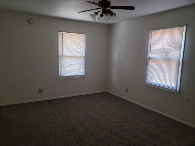 Building Photo - Very nice 4 bedroom, 3 bath home near Palmer Park