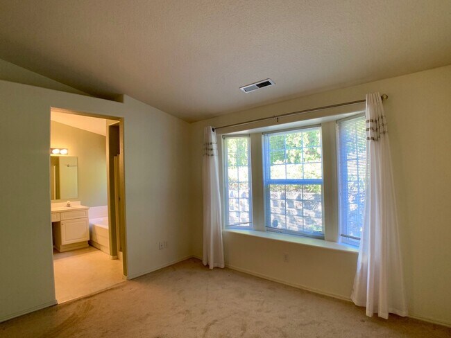 Building Photo - Unique 4 Bedroom Home- Minutes to Vancouve...
