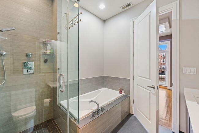 Building Photo - WICKER PARK - ULTRA MODERN 3BD/2BTH COND FOR RENT!