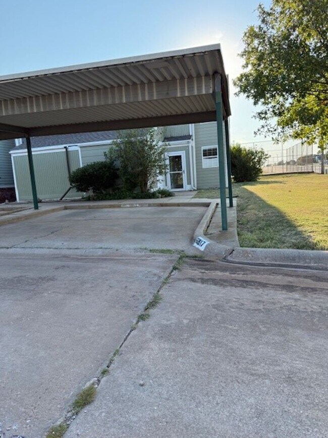 Building Photo - 6929 SW Hampshire- AVAILABLE NOW!