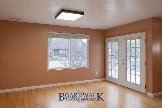 Building Photo - Beautiful 6 Bedroom Home in Sandy!