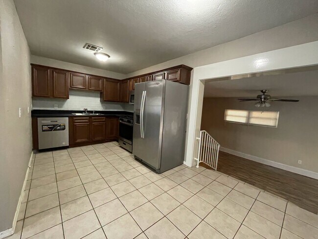 Building Photo - 1807 Comanche St