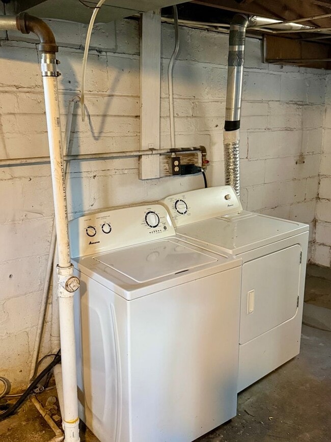 Building Photo - Spacious 3 bed/1.5 Bedroom House Close to Blackstone and Major Universities