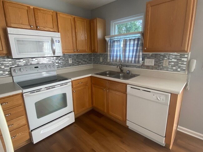 Building Photo - Price reduced**Move-in Ready!