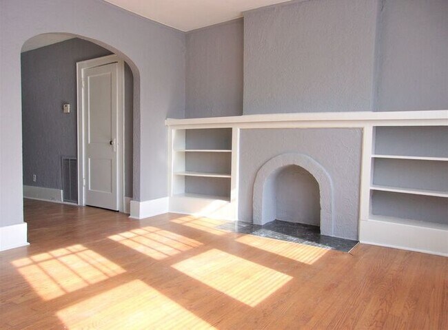 Building Photo - 1 BED 1 BATH 1 CAR DETACHED GARAGE CRESTWO...