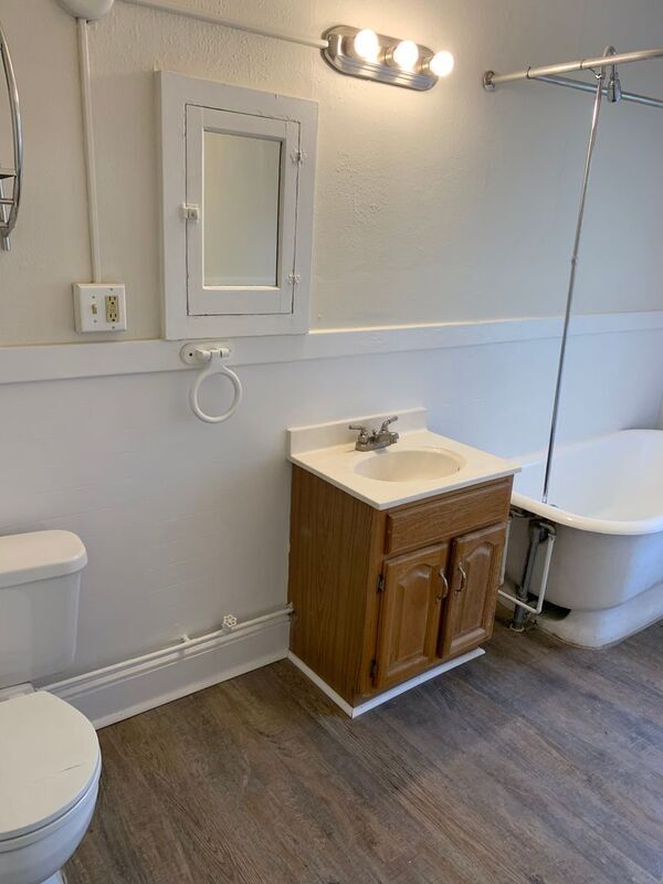 Building Photo - 70 Maple St