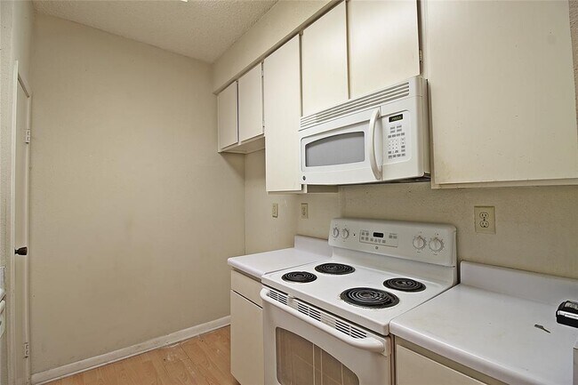 Building Photo - 10053 Westpark Dr