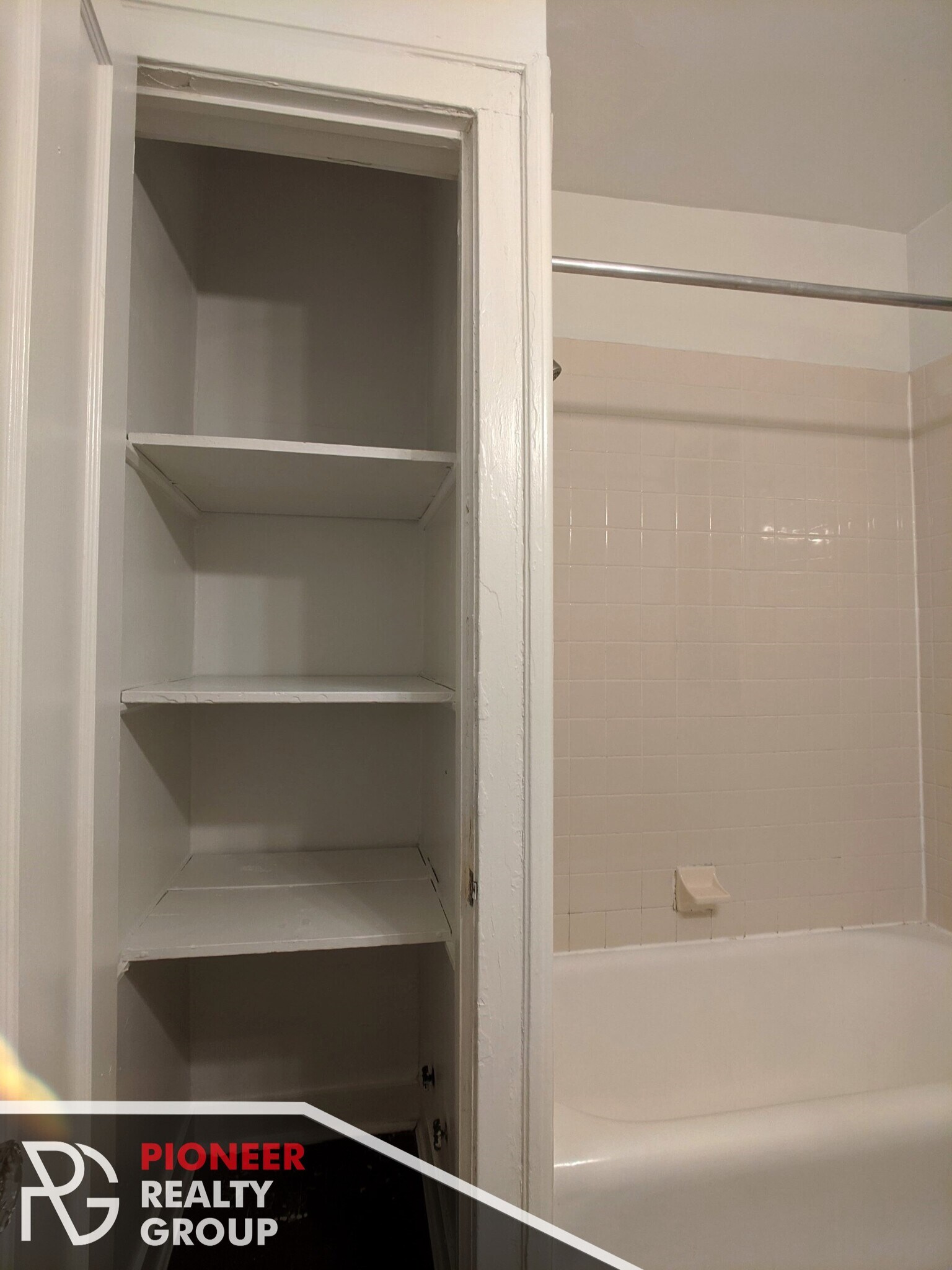 Building Photo - 1129 W Oakdale Ave