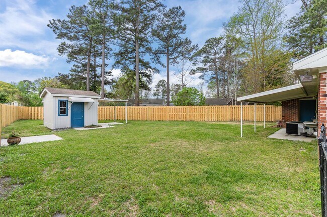 Building Photo - Pet-Friendly | Large Fenced Yard in North Wilmington
