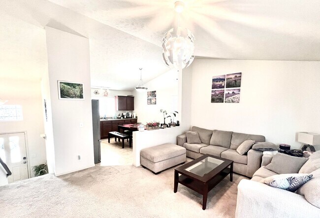 Building Photo - SW Home with great floorplan and private backyard one block from the Lake